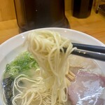 Mendokoro M - 麺はバリカタ。ピント合ってないけど。