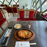 一番館 - 明るい店内。名物イタリアンスパゲティーはランチタイム関係なく通しで頼める。