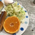 喫茶ワン - サラダとみかん