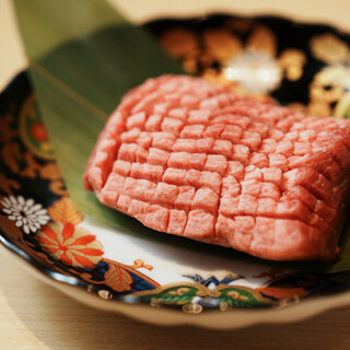 확실한 매력으로 고른 고기를 불고기와 찌르기로 천천히 즐길 수 있습니다.
