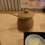 かつ政  - とろロース用の特別ソースらしい。
      通常の定食では甘口か辛口の選択です。