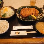 かつ政  - メインの御到着。
      ご飯は白か麦の選択制。
      僕は麦を選びました。
      お代わりごとに選べます。
      味噌汁は海藻入りか豚汁か。100円増しでしじみが選べます。
      僕は豚汁にしました。