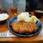 弁けい - 本日頂くのは上ロースカツ定食1150円なり。
            お、やって来ましたよ。