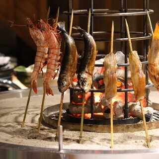 동북 지방에서 유래한 일품. 로바타구이와 센베이 국물을 만끽하세요