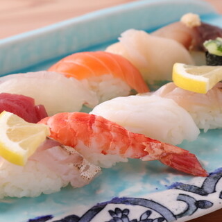 壽司的所有商品都是280日元！ 品嘗握壽司和時令鮮魚的製作