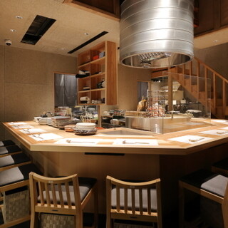 나무의 온기가 느껴지는 아늑한 공간은 여유롭게 식사하기에 최적입니다.