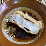 とんかつ一彦 - ソースに付けて。
      美味そうやわー。
      
      脂身が甘く弾力があって
      めちゃくちゃ美味しいです。このお肉の質と量は東京なら軽く2000円を超えると思います。
      でも、やっぱりボリュームが凄かった。250gで十分でした。