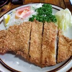 とんかつ一彦 - アップ。
      で、デカい。