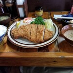 とんかつ一彦 - トンカツ定食。
      ここにはドレッシングなどありません。
      キャベツにはソースをぶっかけて食べるタイプです。