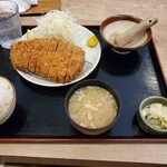 とんかつ有馬 - 特大リブロース300gにしようかと思ったのですが、ここ最近ランチで大盛を頼むと夕食が食べられないことを思い出しリブロース200gにしました。
                                それでも大きい。