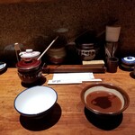 名代とんかつ かつくら - 奥の右手の器は甘口ソース、左手の器は熟成ソース。
      手前の器はゆず味のドレッシング。