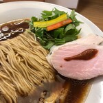 めん処 きよ洲 - 麺は硬めの茹で加減で、小麦の香りが広がります。
