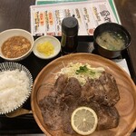 Tegouya - 牛タン塩焼き食べ過ぎ定食　¥1700