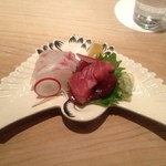 くろぎ - 御造りは還暦祝いの皿に盛り付けてくれました