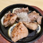 Taishuu Soba Izakaya Eizan - 鶏もも肉の鉄板焼 塩レモン酢醤油 879円