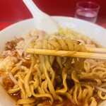 ラーメン二郎 - ほんのり赤く染まった艶々ぷるぷる麺