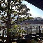 赤福 - 目の前には五十鈴川