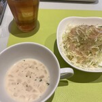 Bisutoro Hige Shefu - サラダ・野菜クリームスープ・ウーロン茶