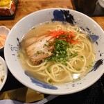 Shin shin - ◯石垣島　八重山そば
                      沖縄そばの半透明のスープには
                      塩味で出汁の旨味がタップリとあり
                      軽く甘み（旨味）を感じる