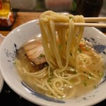 真心 - 麺は小麦のストレート麺で腰はなくて
ブツッと切れる感じの柔らかな食感だった

出汁は豚の他、鶏の旨味もありそうだったので
（珍しく複合スープの味がわかっちゃう❔笑）
帰り際に大将さんに話し掛けてみた