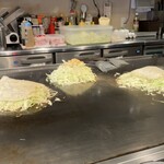 Teppanyaki Okonomiyaki Hanako - カウンター席の目の前の鉄板