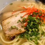 真心 - チャーシューは厚みが割とあり
まともなラーメン店でも美味しいレベル程度の
本格的な旨味があって柔らかくて美味しい♪