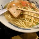 真心 - 大将さん「出汁ですか❔、、、鶏と豚と鰹出汁ですねえ」
ど）「チャーシューも本格的で美味しいですね❕」
大将）「チャーシューはどんな料理にも使えるので重宝だしチャーハンにはチャーシューの端も使ってます」