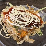 Teppanyaki Okonomiyaki Hanako - 肉玉そばのアップ