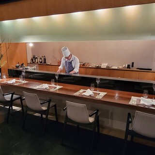 カウンターはシェフズテーブル。シェフとの会話も楽しんでください