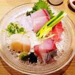 Sushi To Oden Ninoya - お造り五種盛り合わせ 一人前（680円）