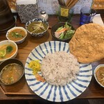 Tsukito Kame - 深川インド定食、左の小鉢からラッサム、野菜カレー、ポークビンダルー、ほうれん草とえびのカレー、サラダ、大皿の十穀米とパパド、端にアチャールとポリヤル、外に鰯のつみれカレー