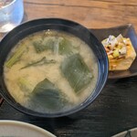 潤の珈琲 - 味噌汁と小鉢1(やっこ)
            菜っ葉と大根の味噌汁(ﾟдﾟ)ｳﾏｰ