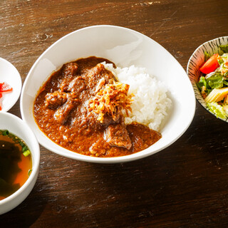 您还可以享用咖喱牛筋、yukkejang汤和冷面菜肴。