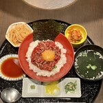 正泰苑 - ローストビーフ丼ユッケ風1000円大盛サービス