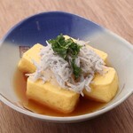 Egg rolled in dashi soup topped with plenty of whitebait