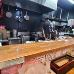 広島牡蠣と和牛ラーメン 衝青天 - 店内は客席側はクリーム色の壁に木製カウンターと和風な雰囲気、厨房は黒塗り壁で引き締まった感じ、BGMは洋楽
            お席はL字カウンター8席、入り口横カウンター2席の合計10席、運営は店主さんのワンオペ