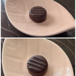 コンデトライ - ◯ナポレオンを使ったトリュフ¥210(？)…ブランデーのナポレオンを使ったチョコだそう。
平な形のチョコの中身は、柔らかな食感…
ブランデーの風味をほんのり感じます(*´-`)♪
