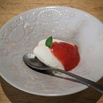 日本料理FUJI - 杉井酒造 酒粕のムース。もともと凄く美味しい酒粕なのが判る。　苺ソースをかけるとレアチーズケーキ。