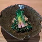 日本料理FUJI - 藤枝で採れた金胡麻を目の前で煎って、摺る。薫りが押し寄せて歓声が上がる。胡麻を纏わない軸の甘さがヤバい。お腹一杯食べたい。