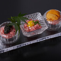 ・ユッケ三種盛り(玉子・生ウニ・キャビア) ・トリュフユッケ