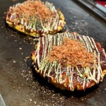 Okonomiyaki Yukari - お店の人が目の前で焼き上げる