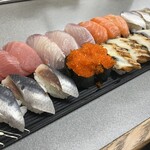 大興寿司 - 左上から時計回りに、マグロ、カンパチ、サーモン、いわし，うなぎ、あなご、とびっこ、コノシロ