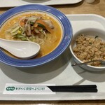 リンガーハット - ピリカラちゃんぽん麺少(730円込)＋半チャーハン(290円込)