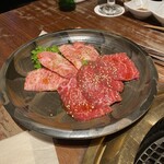 焼肉 いのうえ - 奥がカルビ、サシが凄くてとろけます。