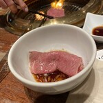 焼肉 いのうえ - 焼きシャブです。スタッフが丁寧に焼いてくれます。