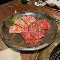焼肉 いのうえ 吉祥寺店 - 奥がカルビ、サシが凄くてとろけます。
