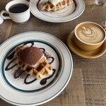 リーテンコーヒー - 生チョコレートワッフル、いちご大福ワッフル
            カフェオレ、ホットコーヒー