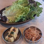 焼肉ヘルシーダイニングCOSARI 元 - サンチュ　味噌　前菜の揚出し豆腐、辛ネギ