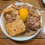 焼鳥 その日暮らし - 肉豆腐(卵黄付)