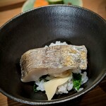 日本料理FUJI - 人気急上昇♪皆さんを唸らせる、焼津のエボ鯛。適度な歯触りで旨みが凝縮している。筍ご飯に載せちゃうなんて、贅沢過ぎて気を失いそう。